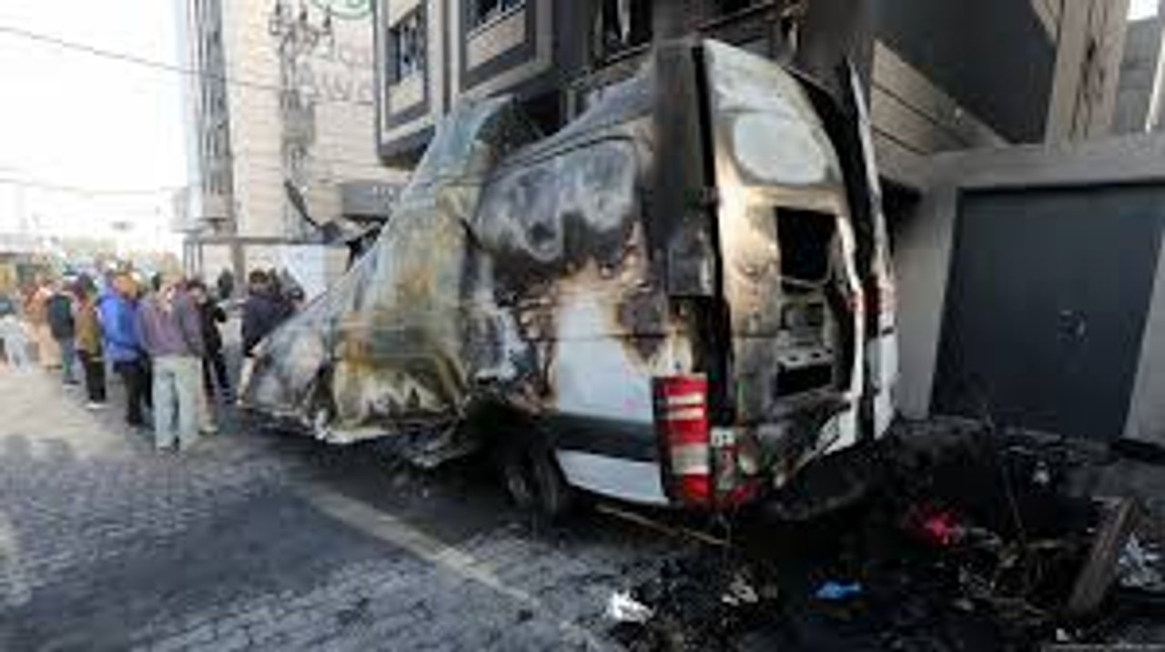 Humo y explosiones tras un ataque con misiles y drones en la región de Tel Aviv