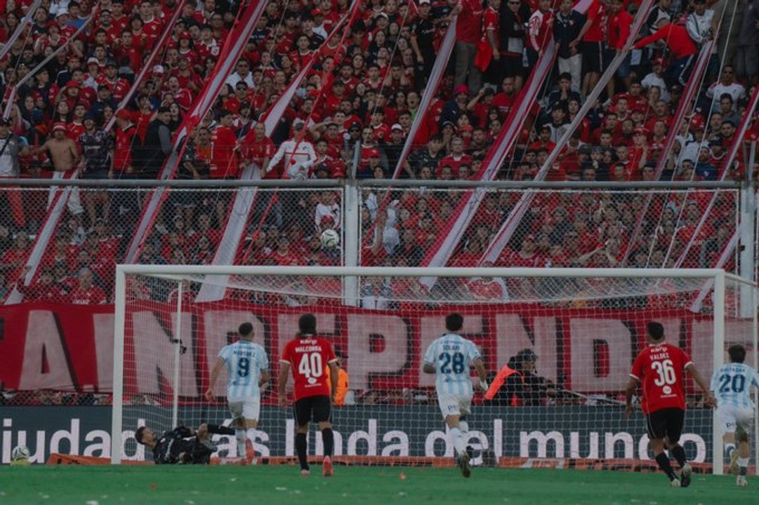Independiente celebra el triunfo ante Racing en el clásico de Avellaneda
