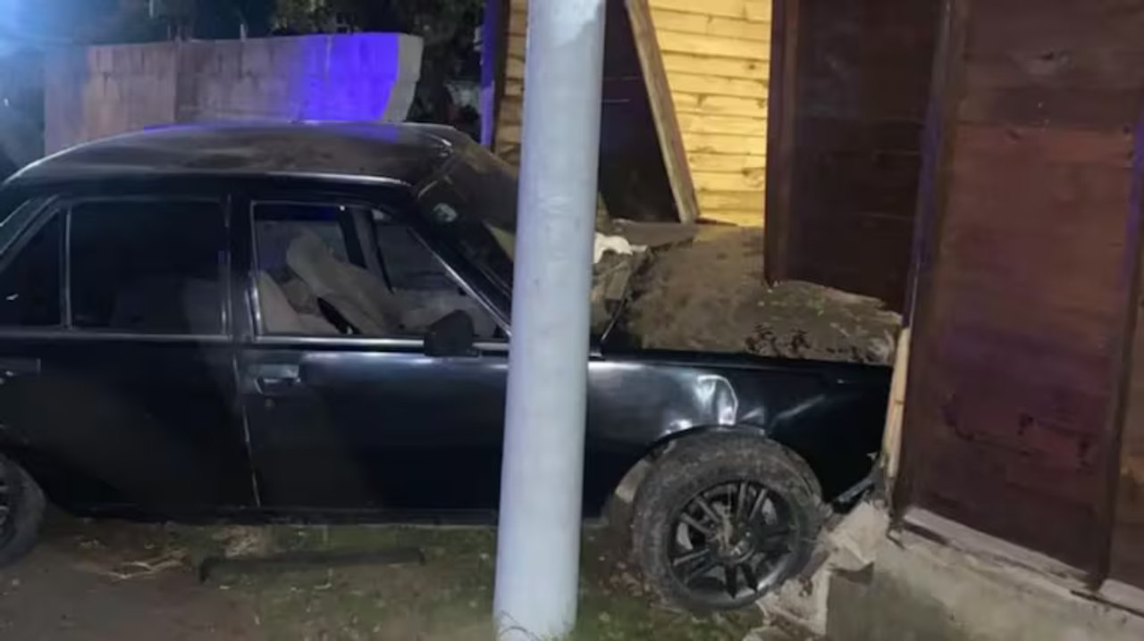 Un conductor borracho choca contra una casa y atropella a una adolescente en Salta