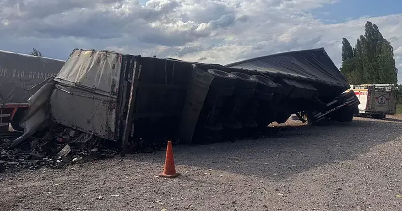 Caos en Mendoza: Saqueo de aceite tras un vuelco de camión
