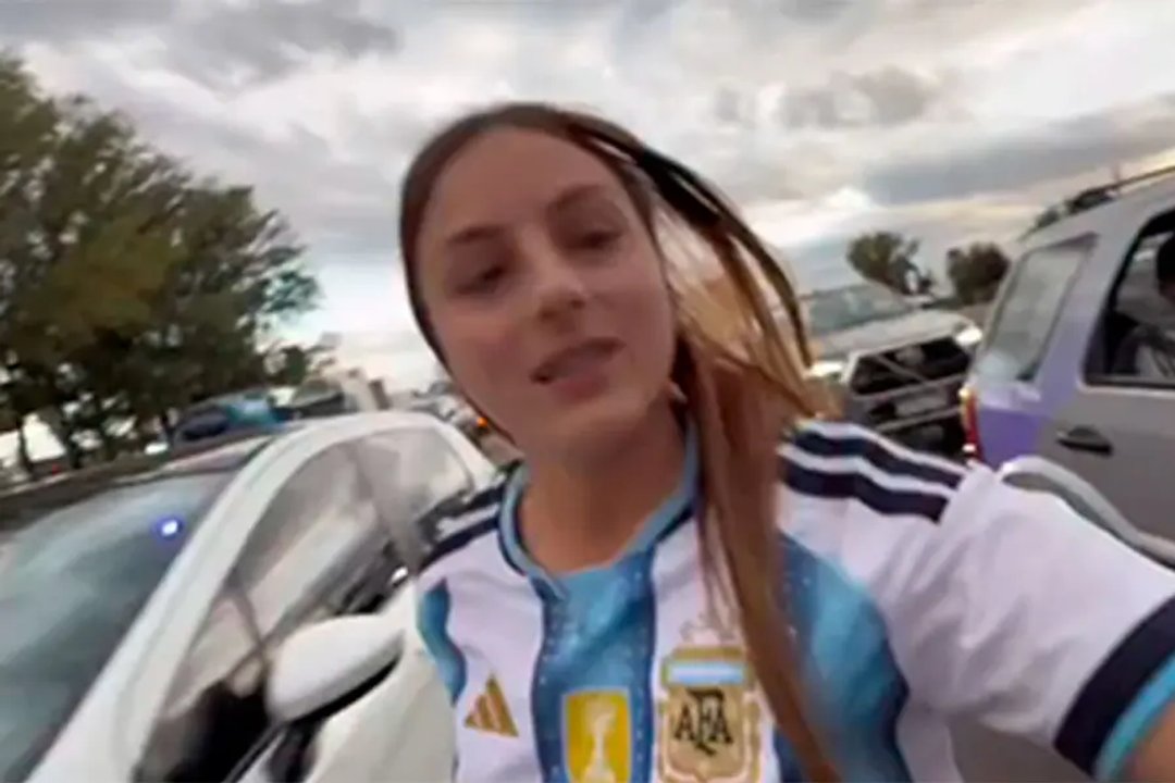 Captura del video de la influencer durante el saqueo al camión de aceite de oliva en Mendoza