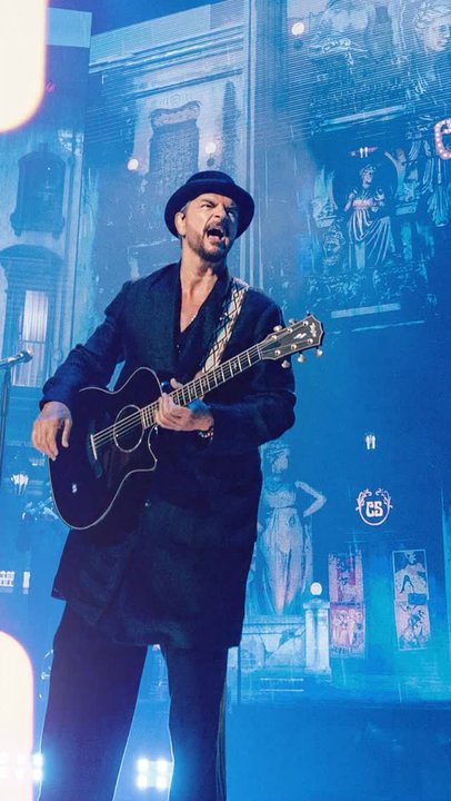 Ricardo Arjona en vivo durante su gira internacional