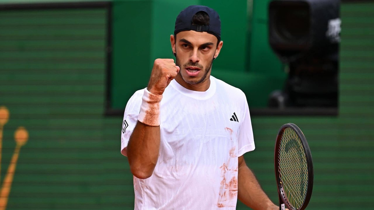 Cerúndolo avanza en Montecarlo tras vencer a Tsitsipas