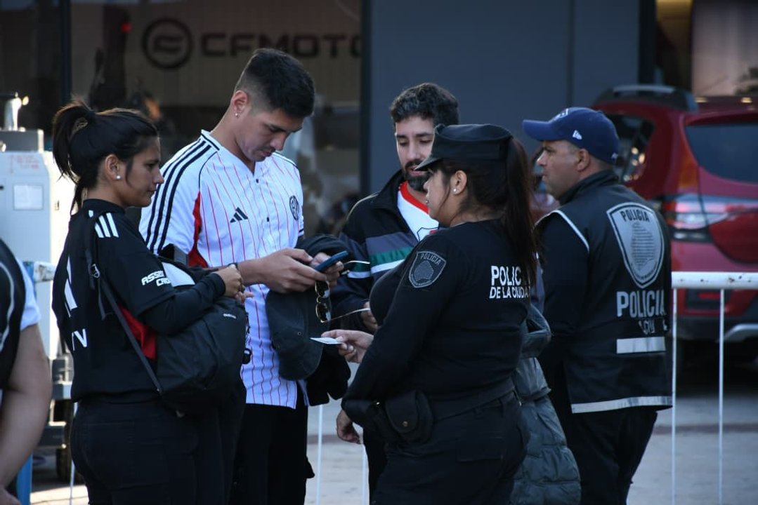 Operativos policiales dejan cinco detenidos durante el fin de semana de fútbol en Buenos Aires