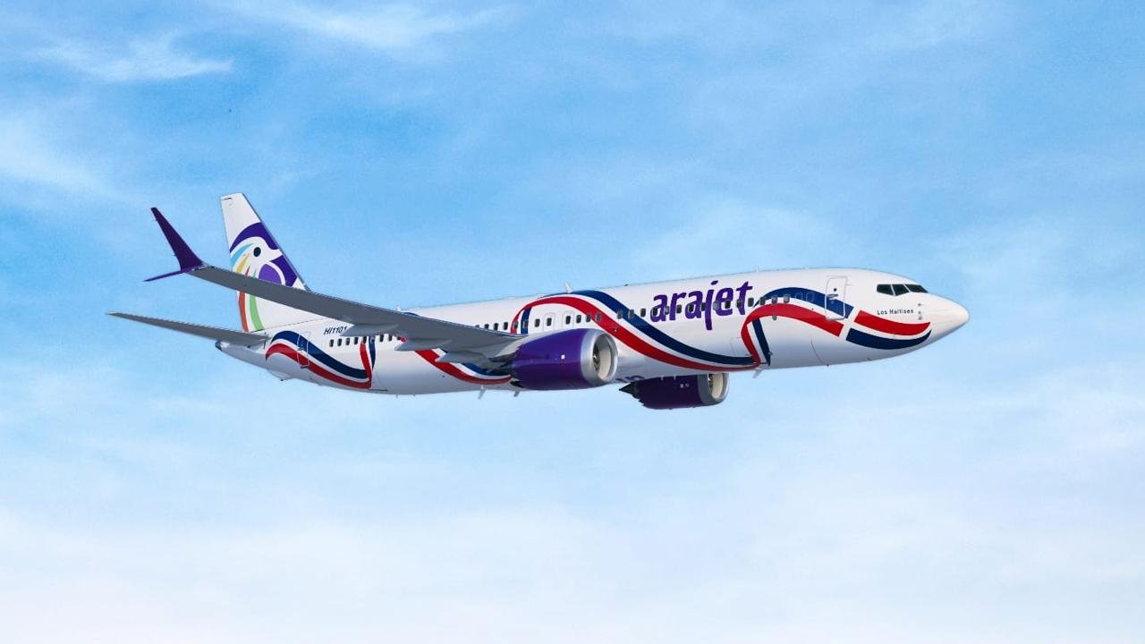Avión de Arajet en pista listo para despegar