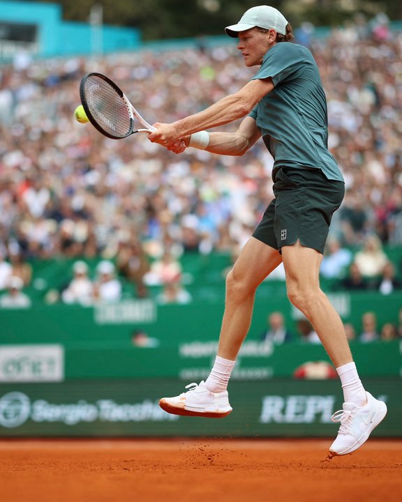 Jannik Sinner avanza a octavos en Montecarlo tras vencer a Humbert