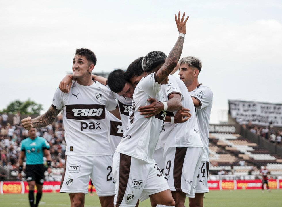 Platense hace historia en su debut internacional ante Corinthians