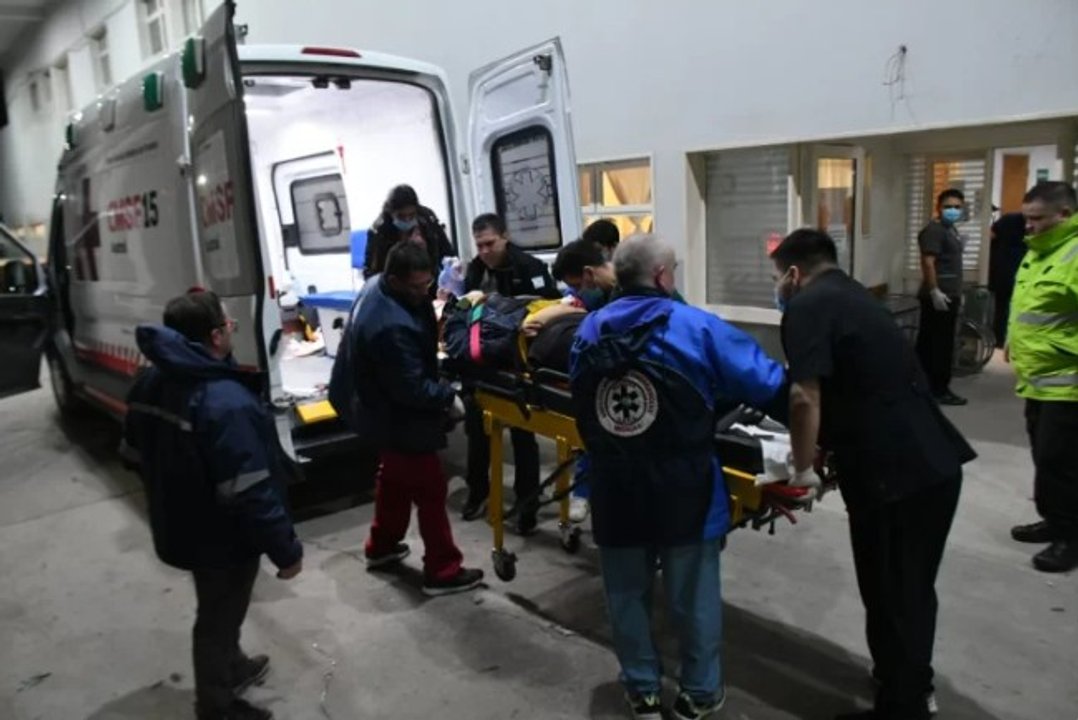 Movil policial frente a una comisaría de Río Gallegos
