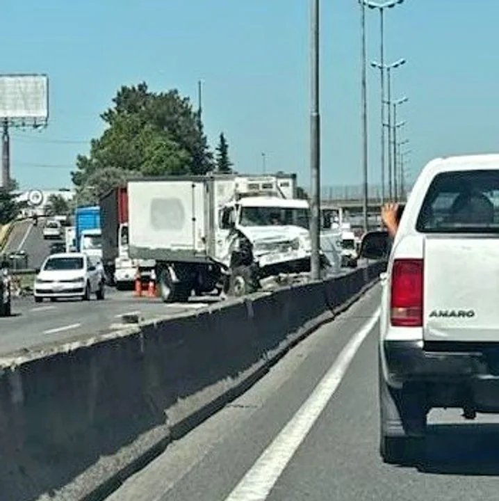 Autos circulando junto a la banquina en ruta argentina