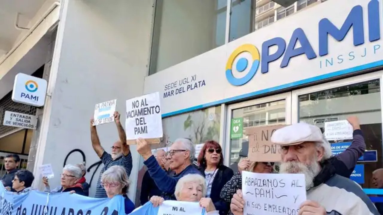 Médicos, afiliados y jubilados protestan frente a la sede central de PAMI