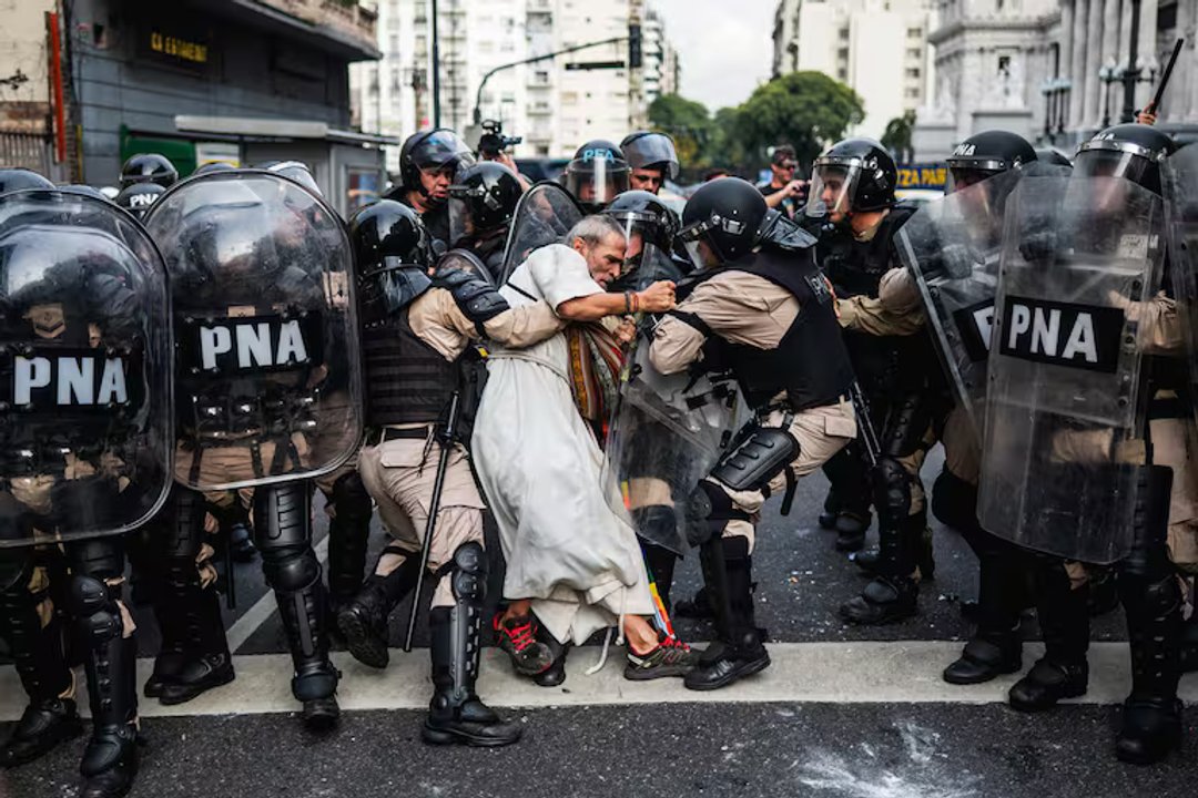 Fotografía premiada de la detención del sacerdote Jorge Romero durante una protesta de jubilados frente al Congreso