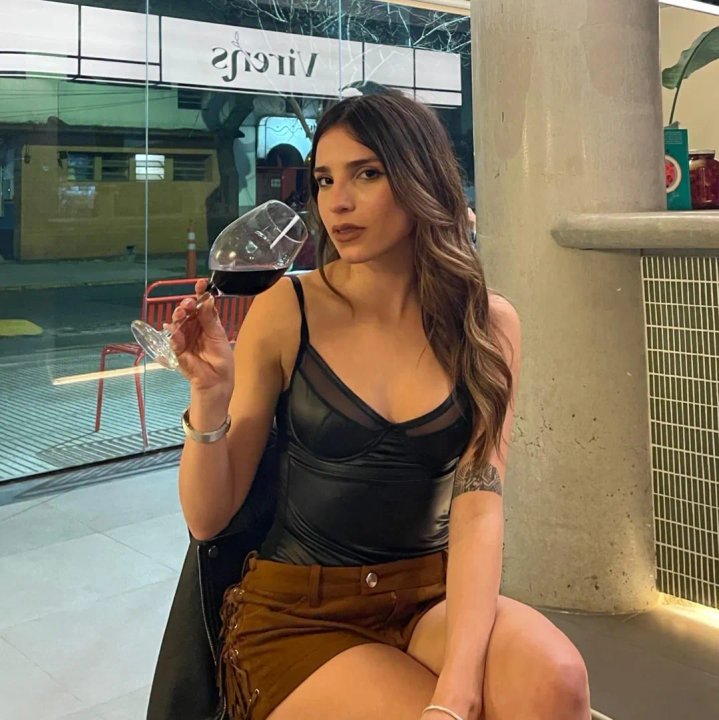 Emily Ceco junto a su nueva pareja en la vía pública