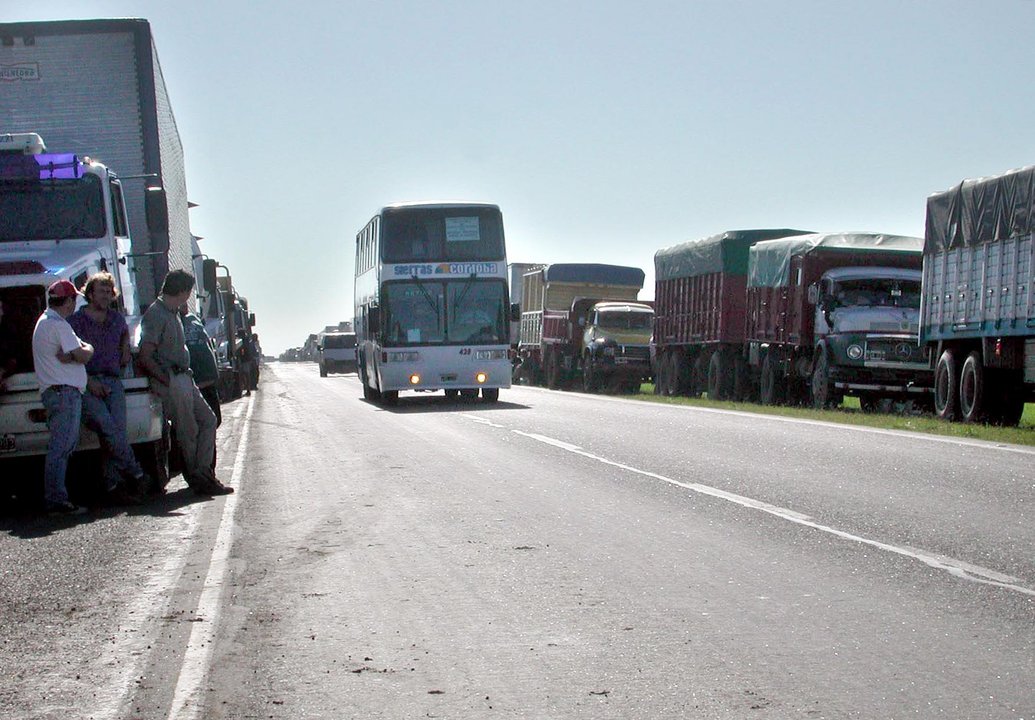 Camiones de carga en protesta por actualización de tarifas