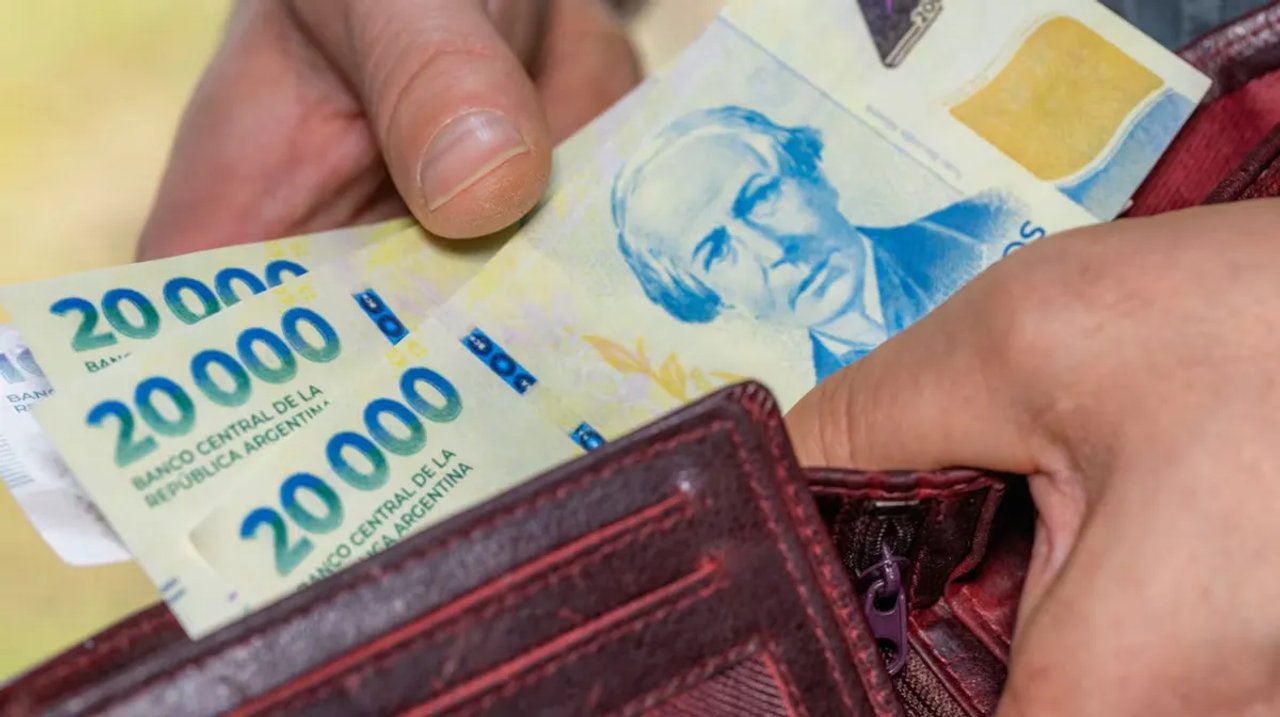 Personas realizando trámites de crédito en una entidad bancaria