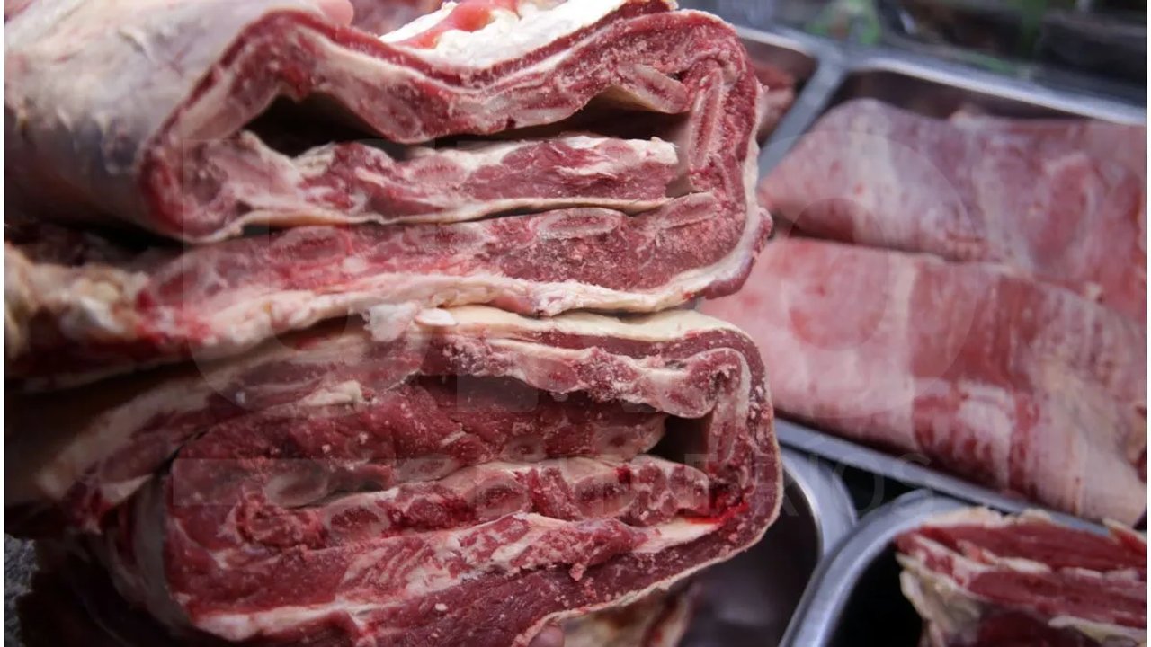 Mostrador de carnicería con distintos cortes de carne vacuna