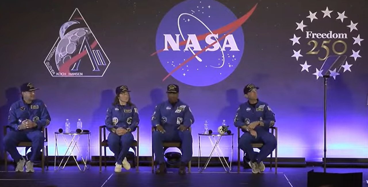 Tripulación de la misión Artemis II durante la conferencia en la NASA