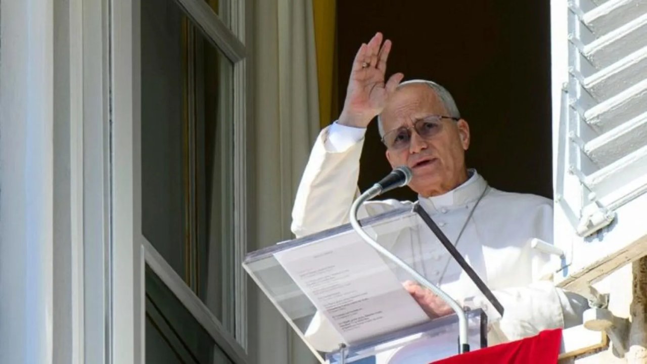 El Papa León XIV durante declaraciones a la prensa en su vuelo hacia África