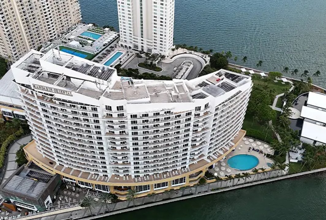 Demolición controlada del hotel Mandarin Oriental en Miami