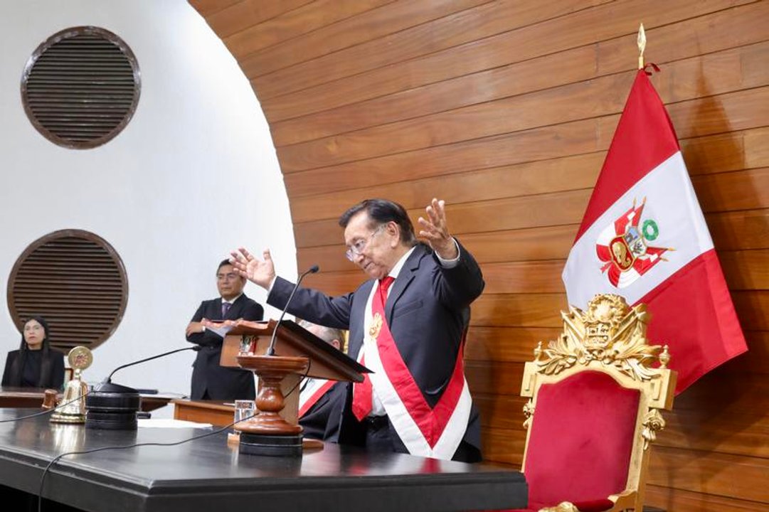 Autoridades electorales peruanas durante el proceso de recuento de votos