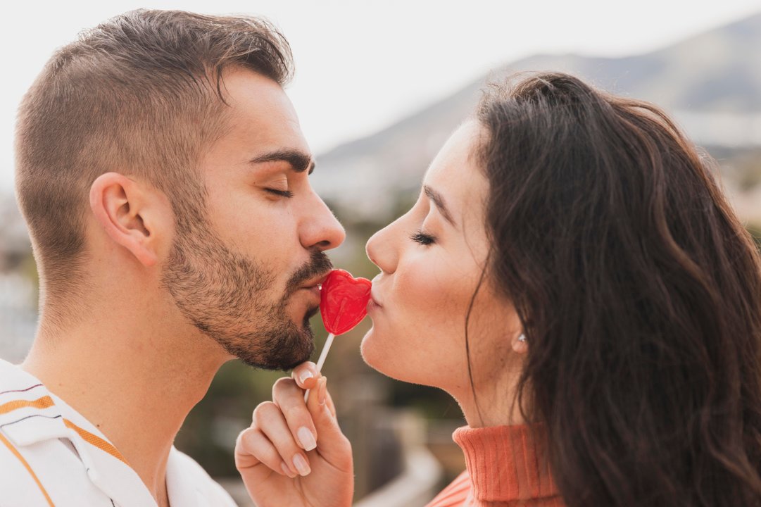 Celebramos el Día Internacional del Beso: Beneficios y Origen de esta Dulce Práctica