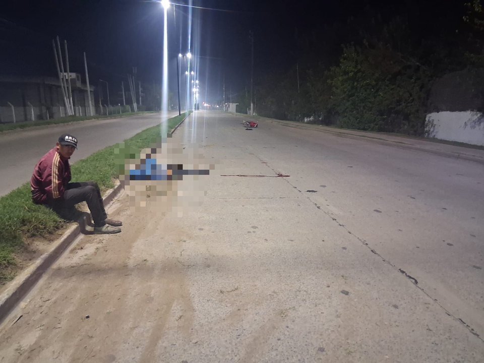 Accidente fatal en La Plata: un joven de 25 años pierde la vida tras caer de su moto