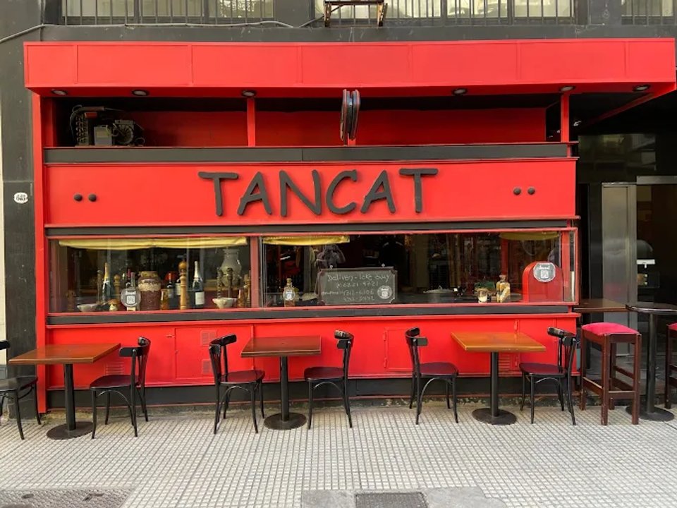 Fachada y barra de la histórica tasca TANCAT en Buenos Aires