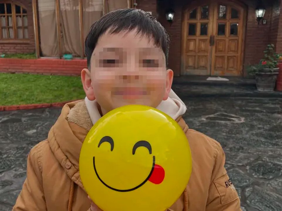 Emotiva imagen de Bastián Jerez con los ojos abiertos tras su recuperación