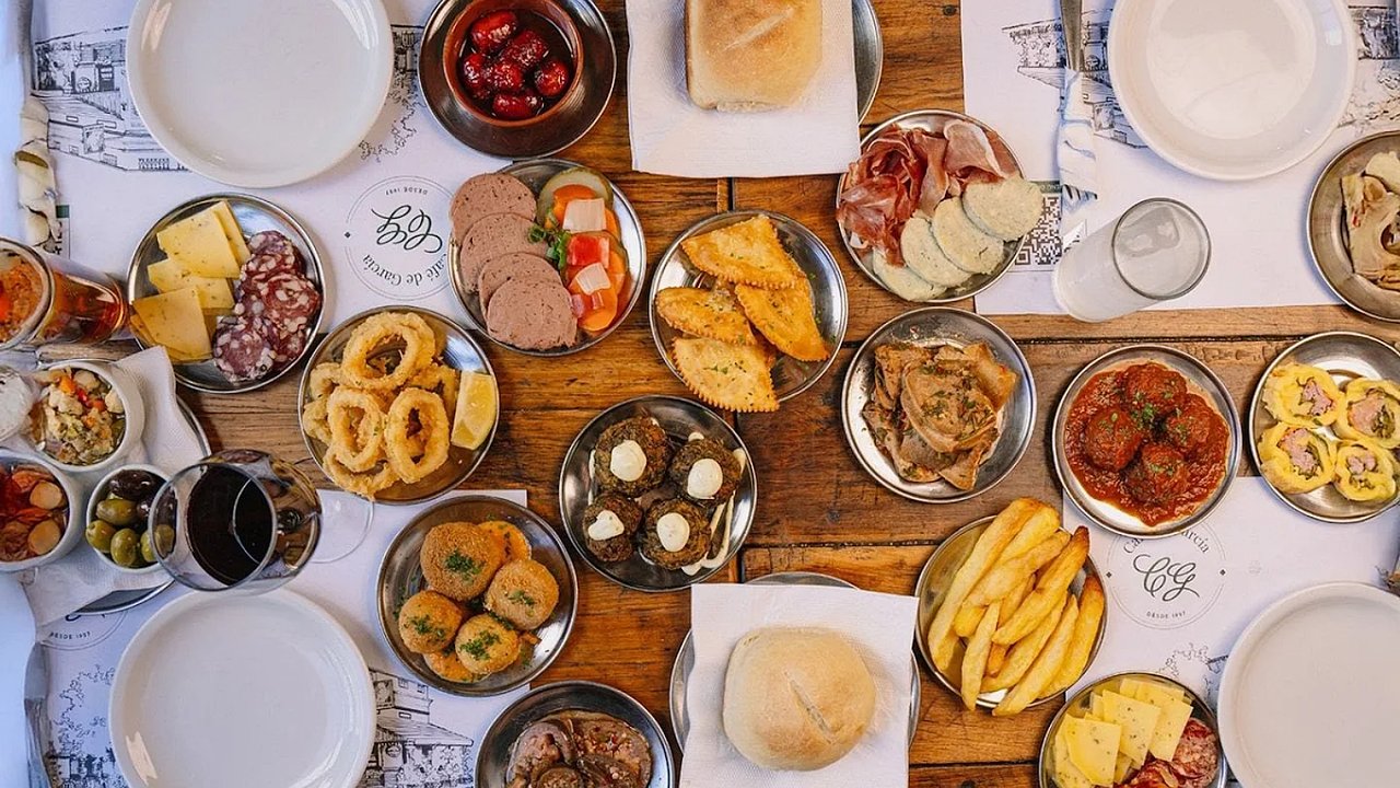 Picada de 19 platitos en el Café de García, favorita de Maradona
