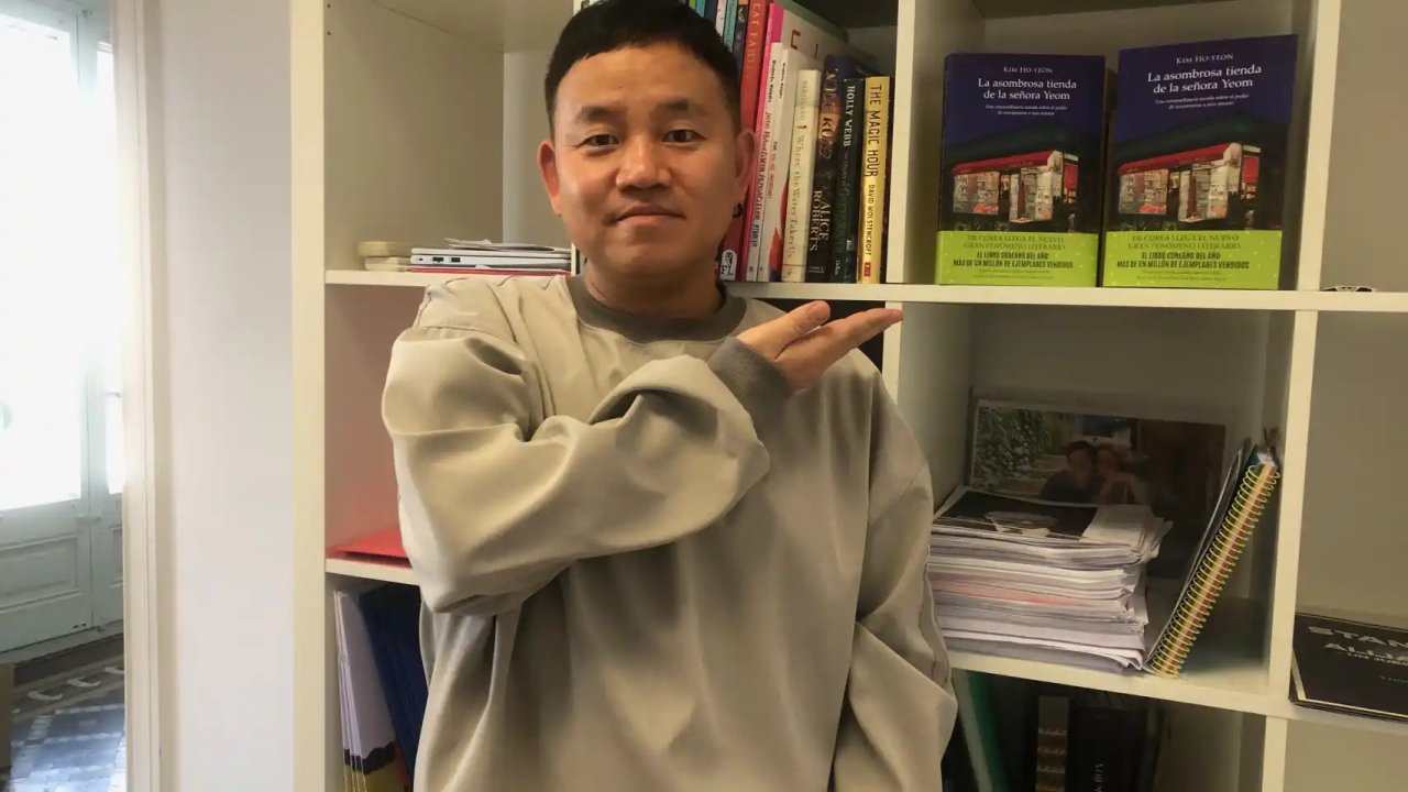 El escritor surcoreano Kim Ho-yeon en una presentación literaria