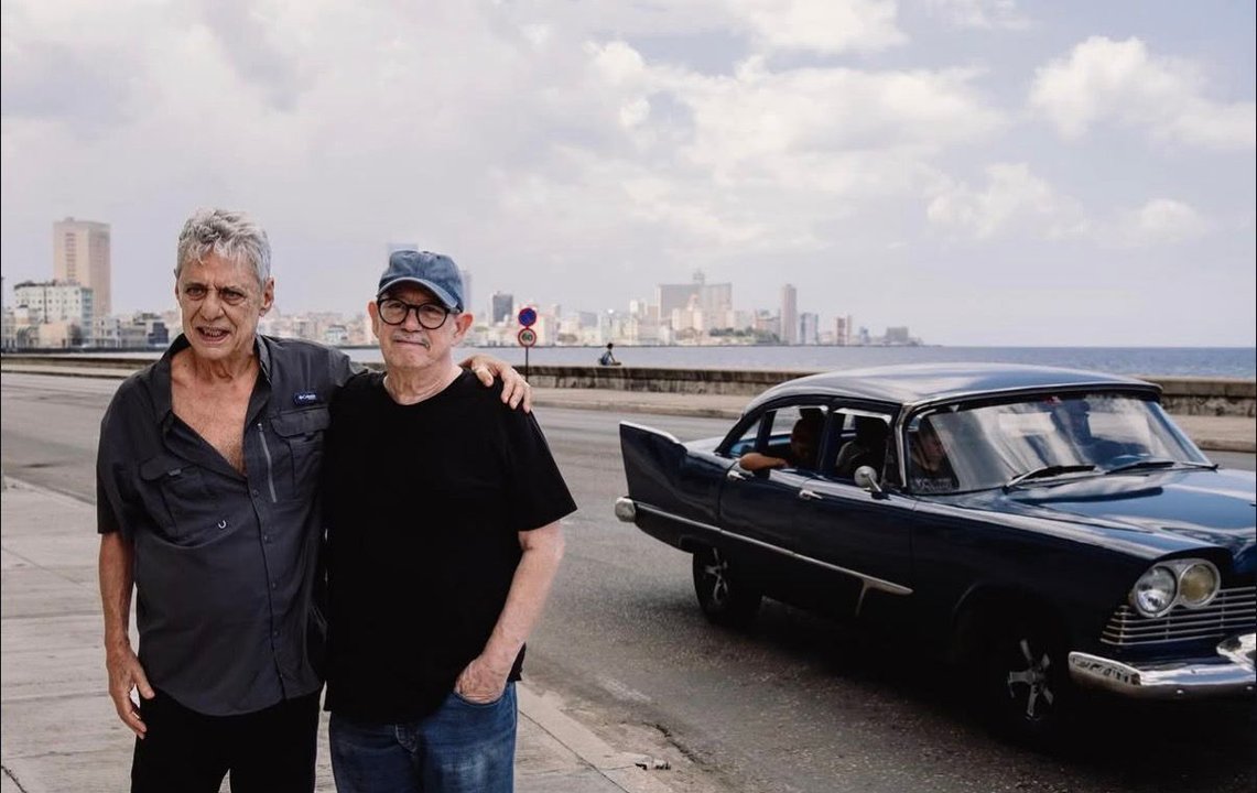 Chico Buarque y Silvio Rodríguez en estudio de grabación en La Habana