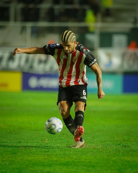Barracas Central busca su primer triunfo internacional ante Olimpia en la Copa Sudamericana