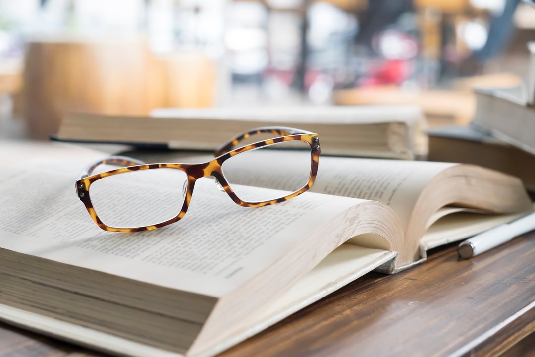 La importancia de consultar a un oftalmólogo antes de comprar anteojos de lectura