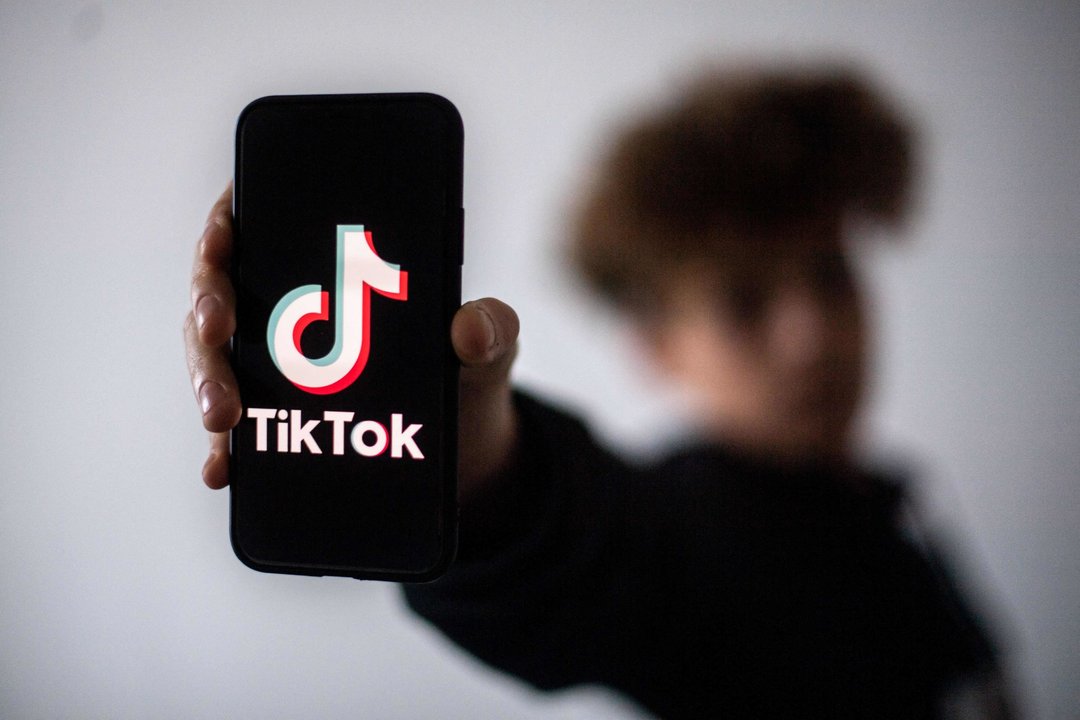 TikTok enfrenta medida cautelar por suplantación de identidad de influencer financiero