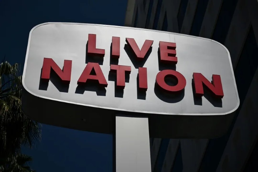 Escenario de recital con público mientras se investiga a Live Nation por prácticas monopólicas