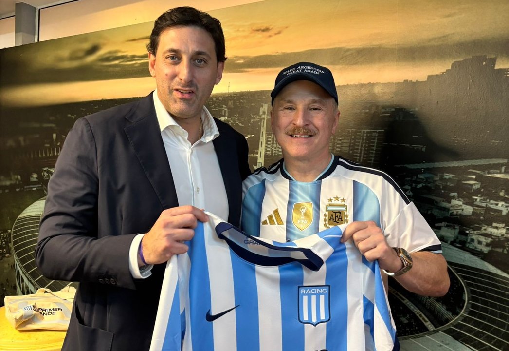 Milito obsequia la camiseta de Racing al embajador de EE. UU. tras la derrota ante Botafogo
