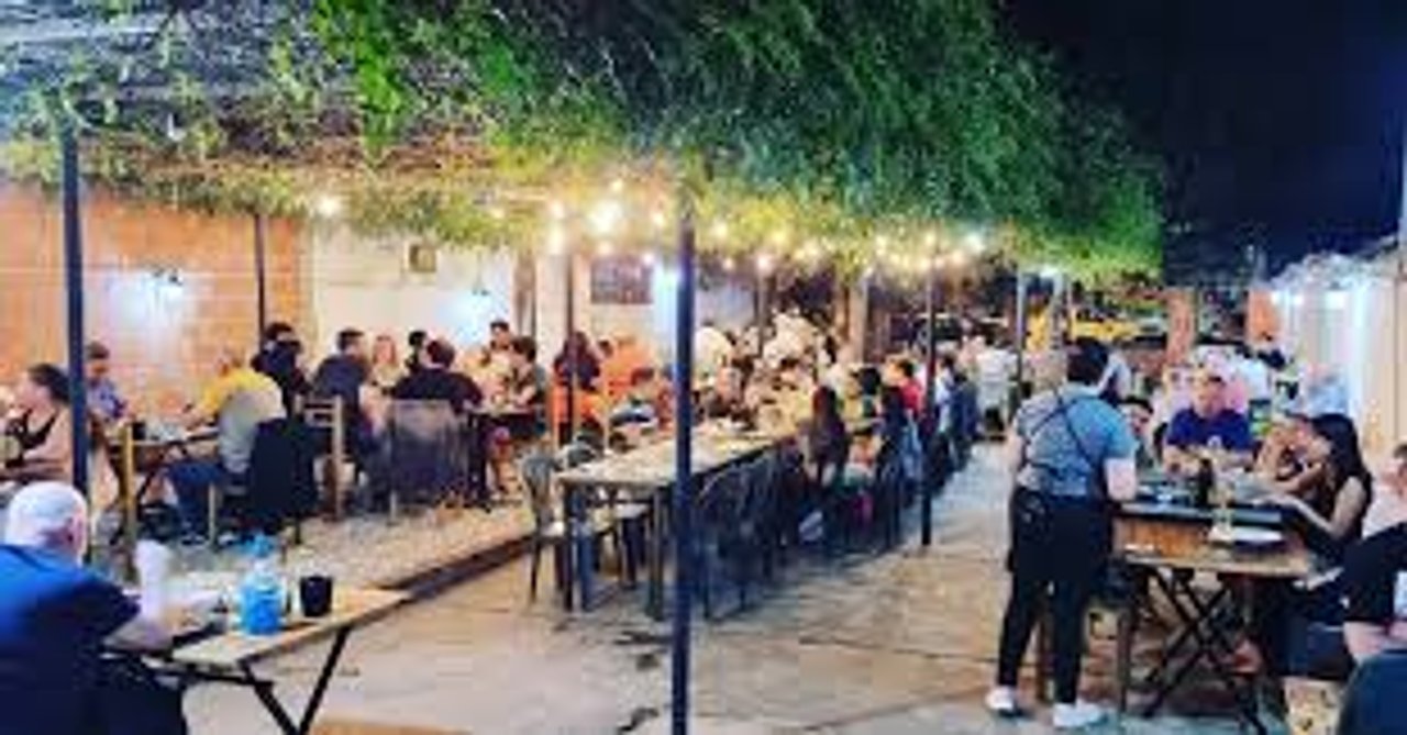 Matrimonio se va de parrilla sin pagar, pero regresa para saldar la cuenta