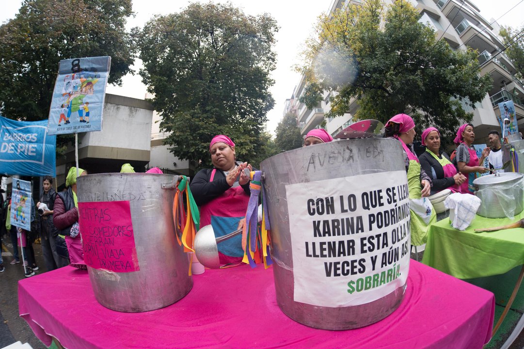 Olla popular frente al domicilio de Manuel Adorni en Caballito