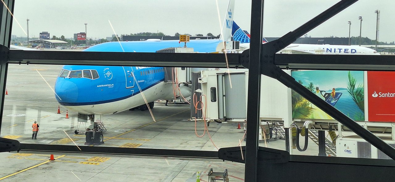 Pasajeros y aviones en un aeropuerto argentino con alta actividad