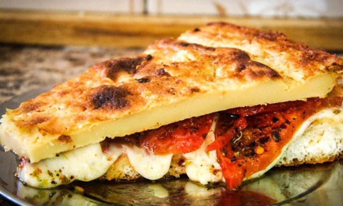 Pizzas servidas en un local gastronómico de Buenos Aires