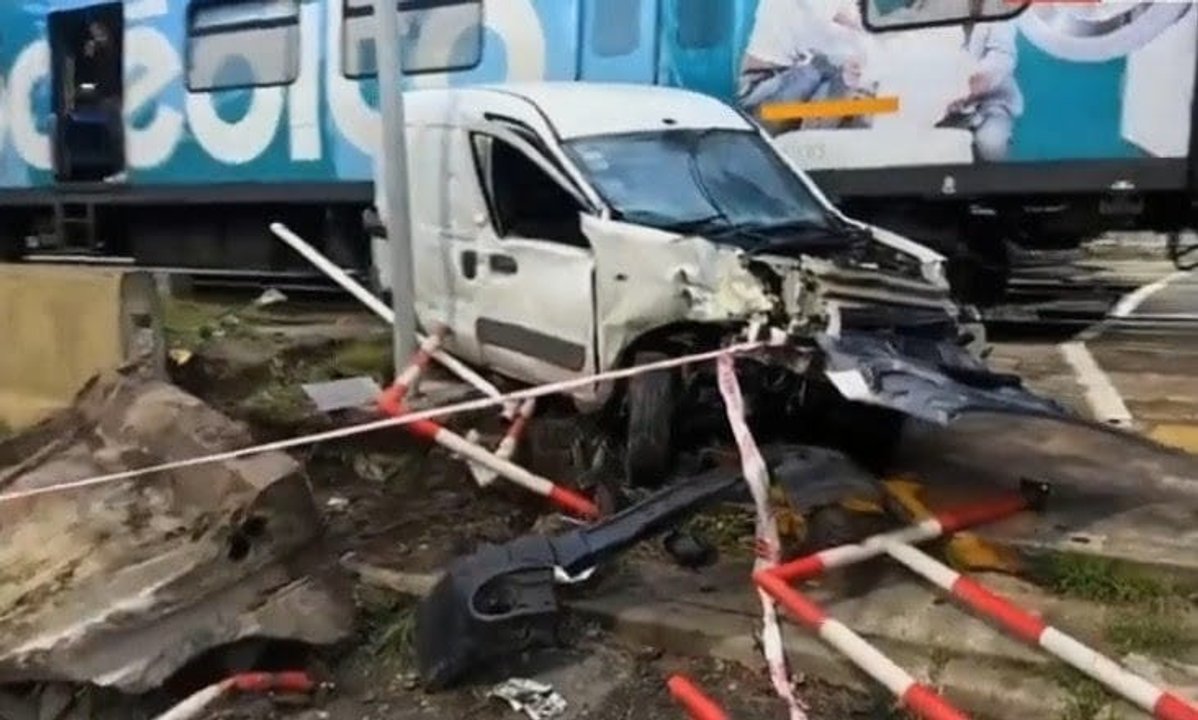 Ramos Mejía: un tren embistió a un utilitario