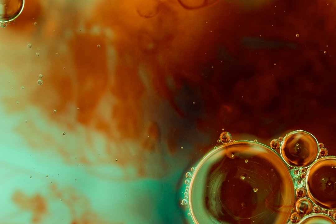 Profesionales de la salud procesan una placenta para uso terapéutico en Córdoba