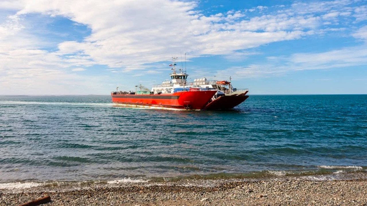 El remoto paso fronterizo entre Argentina y Chile al que solo se llega atravesando el Estrecho de Magallanes
