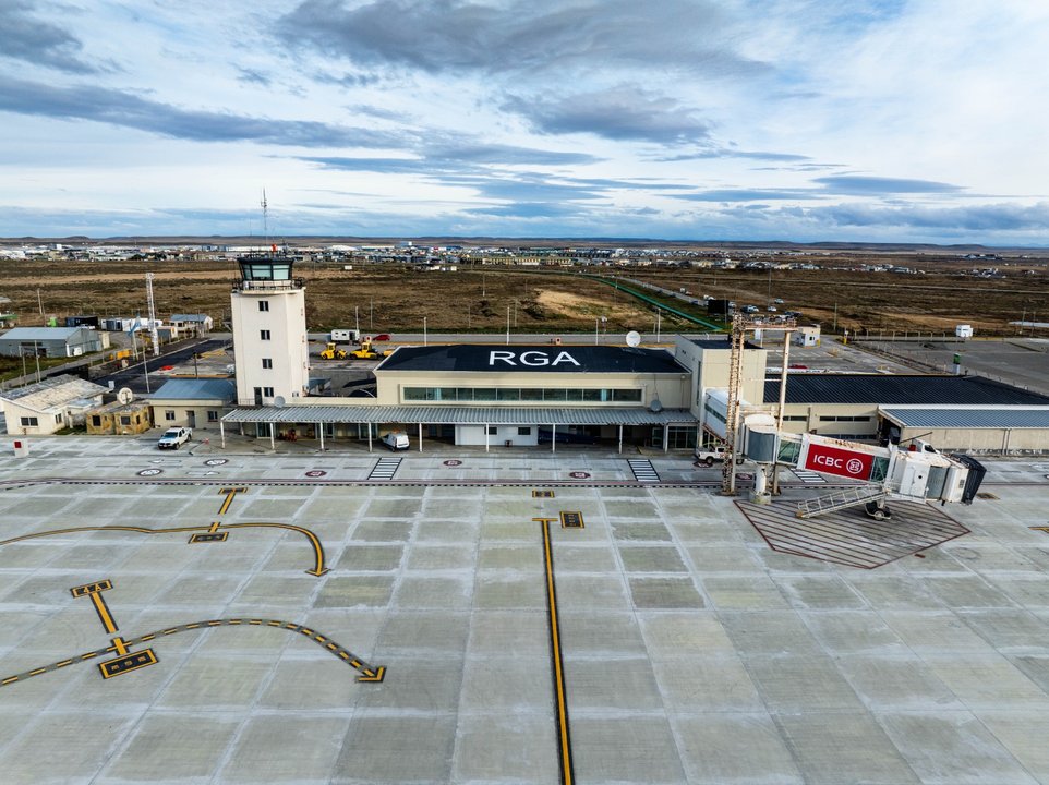 Río Grande volvió a operar con una pista completamente