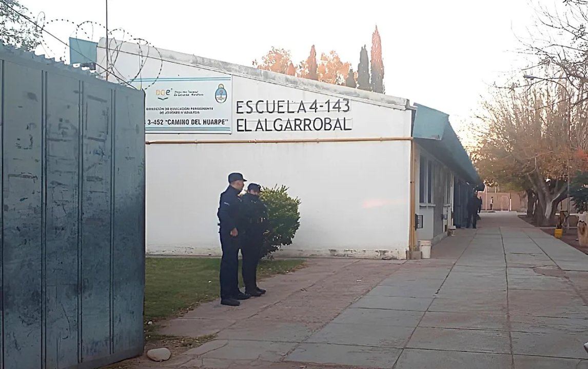 Imputan a un menor de 16 años por difundir foto intimidatoria con réplica de arma en Mendoza