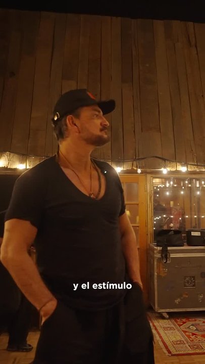 Ricardo Arjona grabando su nuevo disco en estudio