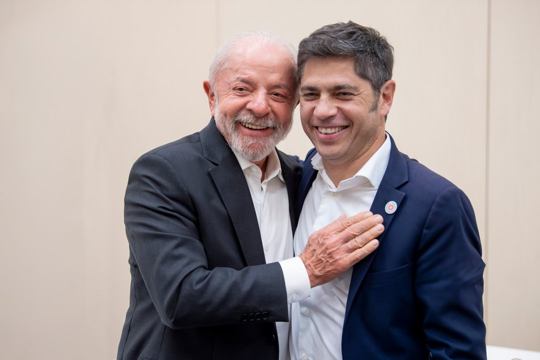 Kicillof con Lula en Barcelona: “Hay otro camino que no es el de la guerra, la crueldad y el abandono”