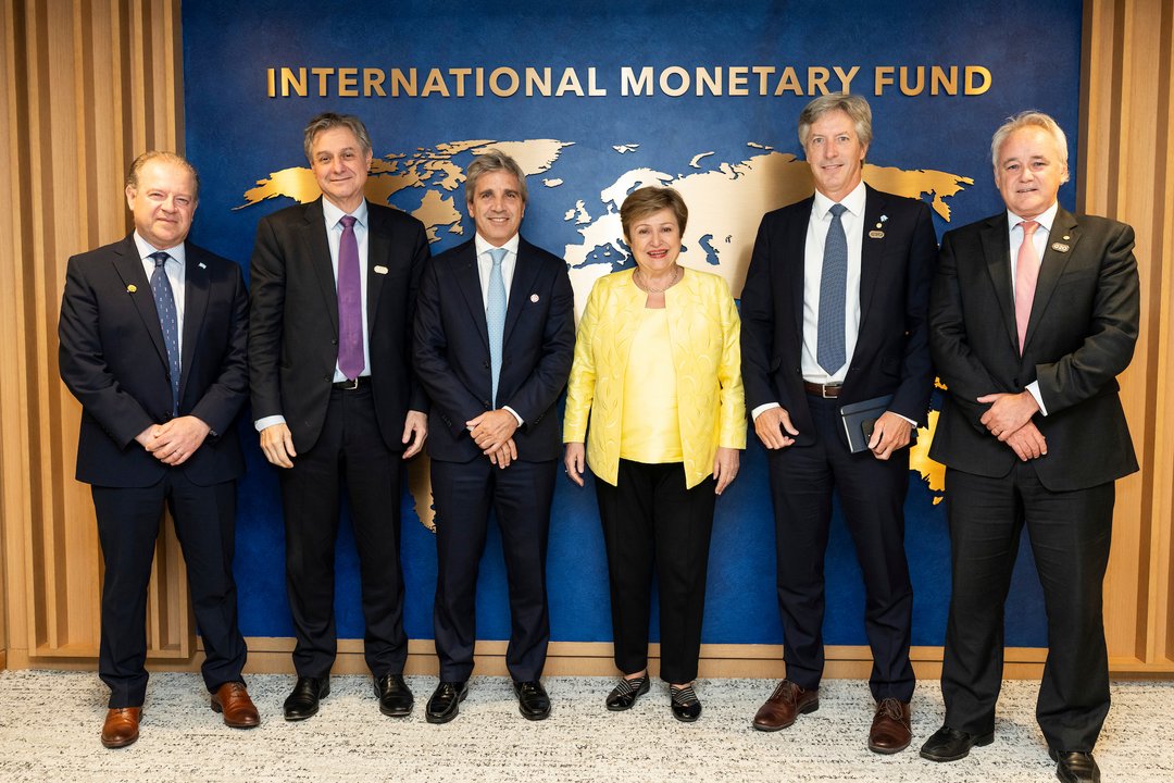 Javier Milei junto a su equipo económico en un acto oficial