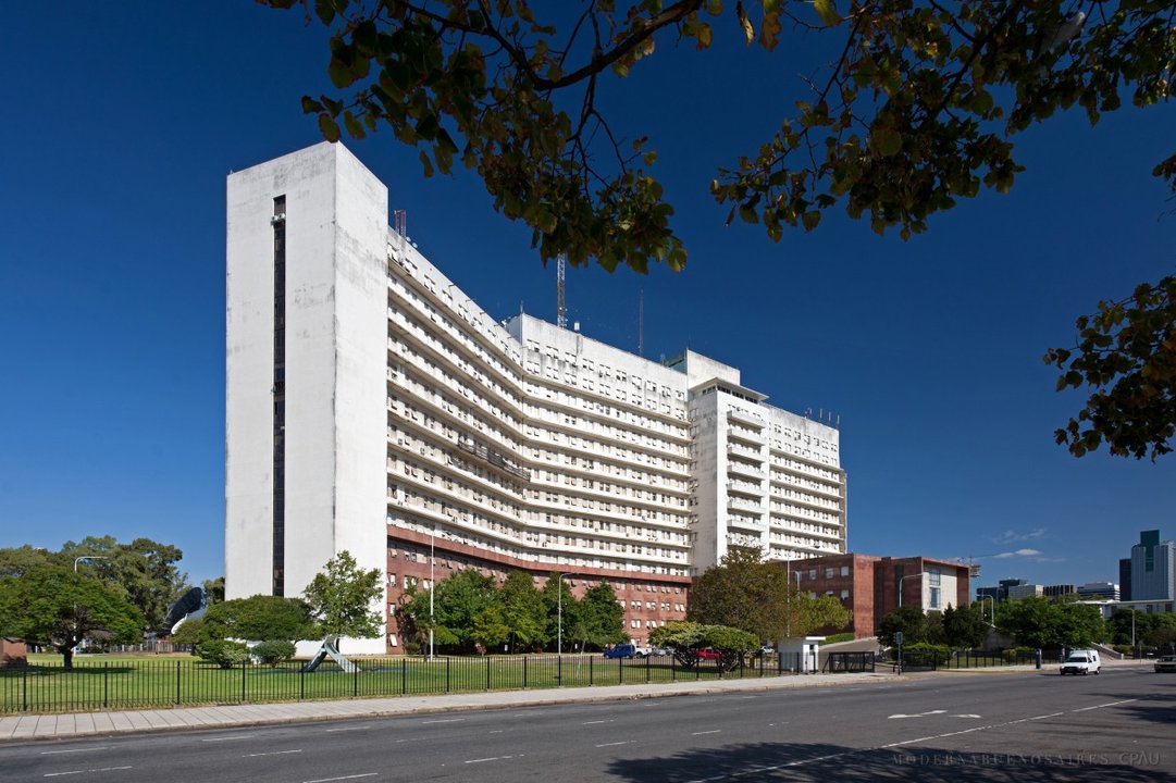 Incendio en la sede de la Armada: evacuaron a 75 personas y hay cinco heridos