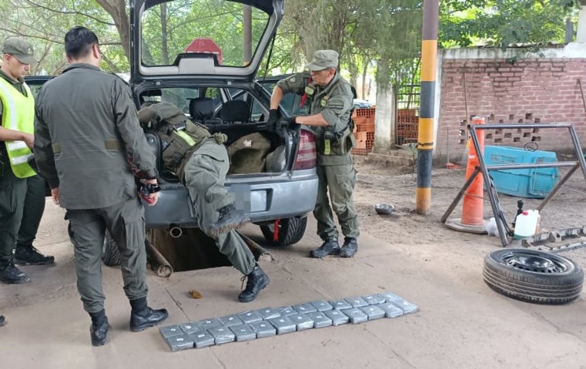 Detienen a familia en Salta con 23 kilos de cocaína ocultos en su auto