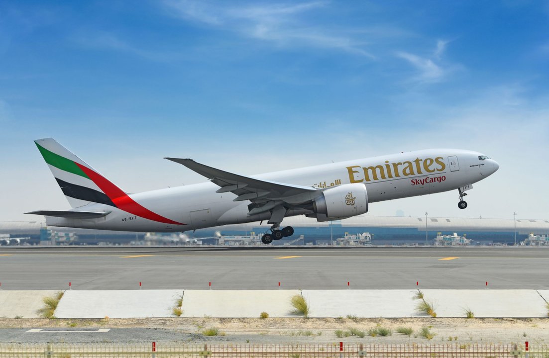 Avión de Emirates dedicado al transporte de carga en pista de aeropuerto